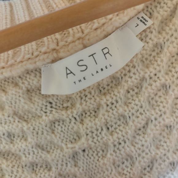 New ASTR THE LABEL Imani 2-Piece Cream Knit Cutout Sweater Size L - Picture 16 of 16
